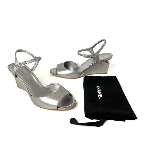 Authentic CHANEL Pearl CC Logo Silver Leather 2016 Wedge Sandals 38.5C 8 - Picture 2 of 15